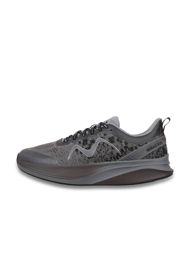 Sportliche Sneakers aus grauem Mesh mit gemustertem Finish, schwarzen Schnürsenkeln und einer strukturierten Zwischensohle mit einem auffälligen Logo an der Seite.