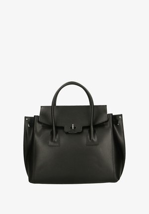 Sac à main en cuir noir au design structuré, avec des poignées supérieures, une fermeture à rabat et un petit accent en métal à l'avant. Détail de surface texturée.