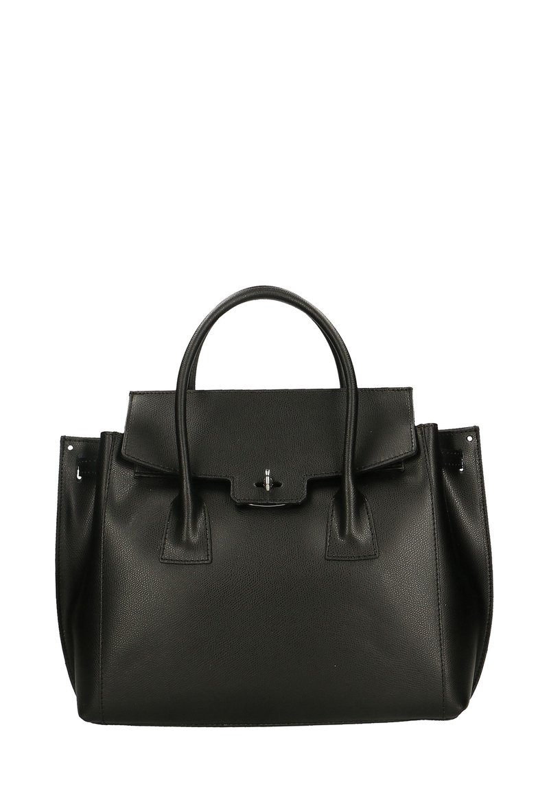 Borsa a tracolla in pelle nera con un design strutturato, Maniglie superiori, chiusura a pattina e un piccolo accento metallico sul davanti. Dettaglio della superficie testurizzata.