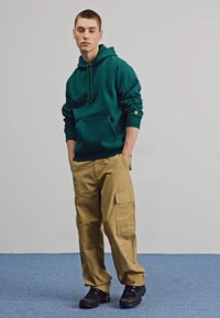 Carhartt WIP HOODED CHASE - Jersey con capucha - chervil/gold