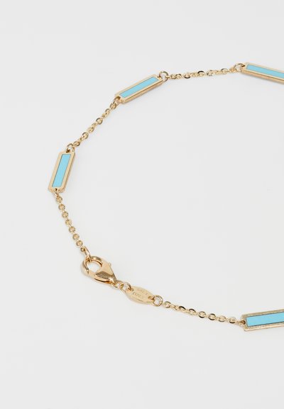 Pulsera de cadena en tono dorado que presenta barras de esmalte azul alargadas alternas, con un cierre de langosta y un acabado de textura fina.