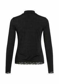 Langermet svart topp laget av glatt stoff, med blonderkant ved kanten og mansjettene, og en krage.