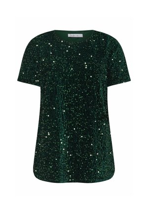 Camiseta verde con lentejuelas, con cuello redondo, mangas cortas y un dobladillo ligeramente redondeado. La tela tiene un acabado brillante y texturizado.