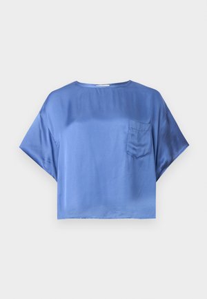 Bluză albastră din satin, cu mâneci scurte și decolteu rotund, cu un mic buzunar pe partea stângă a pieptului, prezentată pe un fundal alb simplu.