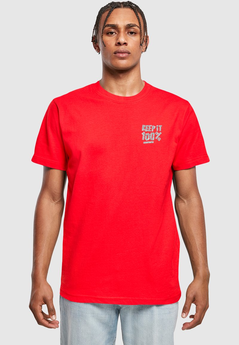 Camiseta corta roja de manga corta hecha de algodón, con un texto gráfico gris "KEEP IT 100%" en el área del pecho izquierdo, diseño estándar de cuello redondo.