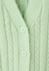 Svetlozelený kardigán s pleteným vzorom, ktorý obsahuje rebrovanú textúru a tri gombíky zo zodpovedajúceho zeleného plastu.