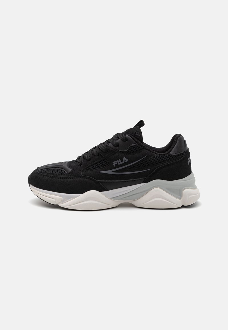 Schwarze Sneaker aus einer Mischung aus strukturiertem Mesh und Wildleder. Verfügt über eine dicke weiße Sohle und dezente graue Akzente an den Seiten.