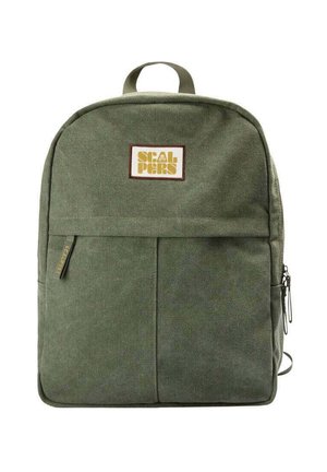 Mochila rectangular de color verde oliva con bolsillo frontal con cremallera, asa superior y un parche con logotipo amarillo centrado cerca de la parte superior.