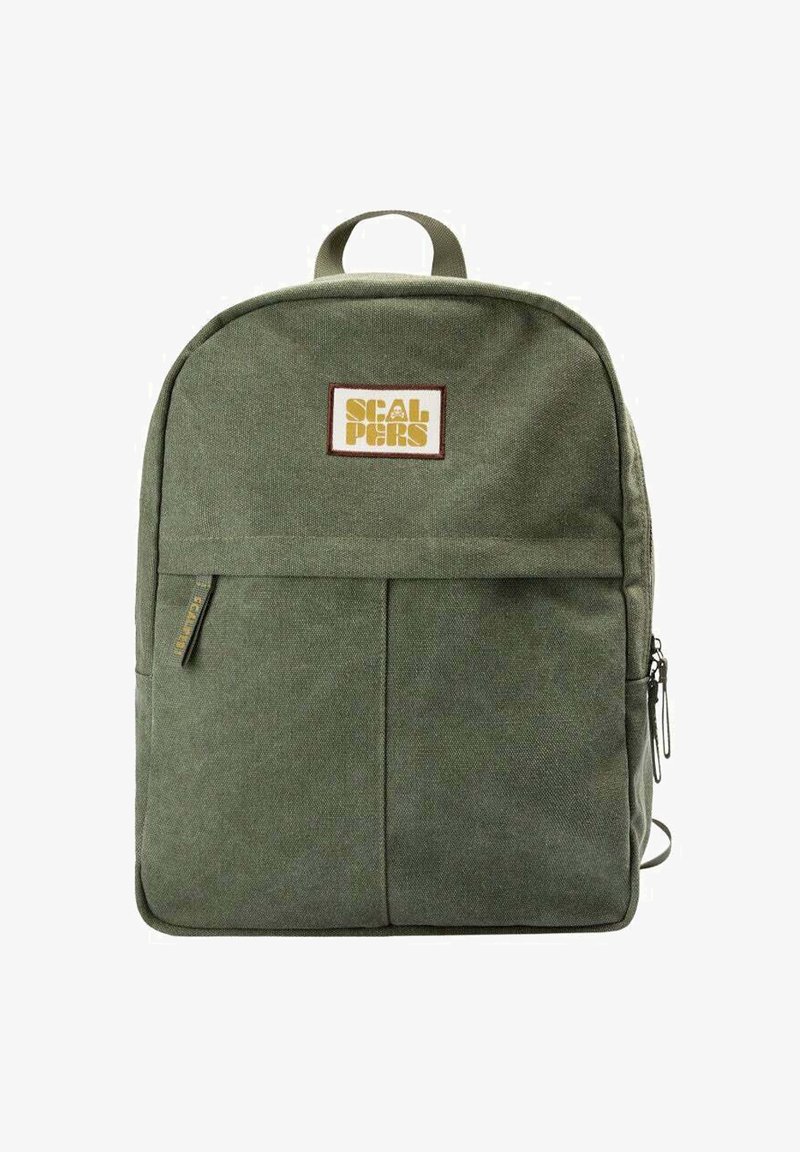 Sac à dos rectangulaire vert olive avec poche avant zippée, poignée supérieure et un écusson logo jaune centré près du haut.