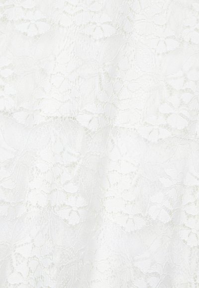 Tissu en dentelle blanche avec des motifs floraux, présentant des détails complexes et une surface délicate et texturée. Légère et semi-transparente.