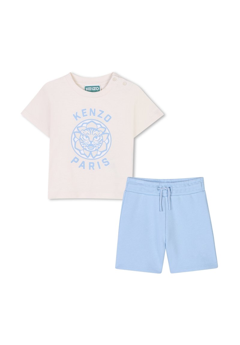 T-shirt rose clair à manches courtes avec un graphique de lion bleu et le texte "KENZO PARIS", assorti à un short en coton bleu clair avec taille à cordon.