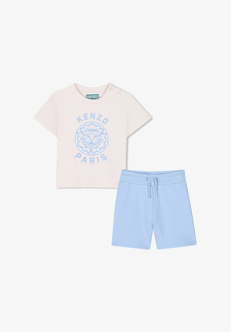 T-shirt rose clair à manches courtes avec un graphique de lion bleu et le texte "KENZO PARIS", assorti à un short en coton bleu clair avec taille à cordon.
