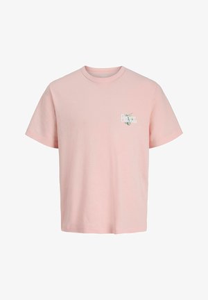 T-shirt rose clair à manches courtes et col rond, avec un petit texte blanc et vert « Discover Outdoors » et un graphique de feuille sur le côté gauche de la poitrine.