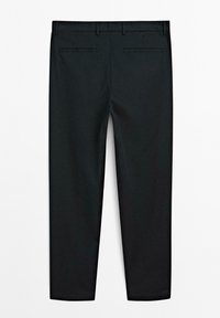 Černé kalhoty s rovnými nohavicemi, hladký materiál, dvě zadní kapsy a čisté linie. Žádné viditelné ozdoby ani vzory.