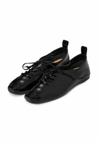 Scarpe in pelle nera con finitura lucida, punta arrotondata e lacci. Presentano linguette alla caviglia per una facile calzata e un design liscio e minimalista.