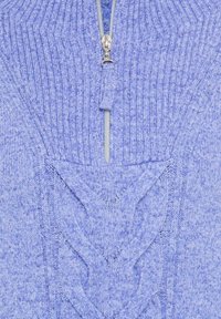 Hellblauer Zip-Pullover mit gerippter Textur, ausgestattet mit einem Kabelstrickmuster und einem silbernen Reißverschluss. Weicher Stoff mit einem gemütlichen Erscheinungsbild.
