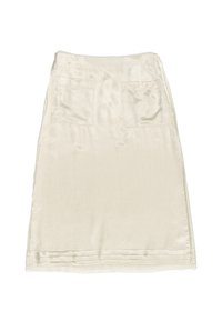Jupe en satin couleur crème avec une texture lisse, dotée de deux poches à l'avant et d'une coupe au genou. Design simple sans motifs ni accents.