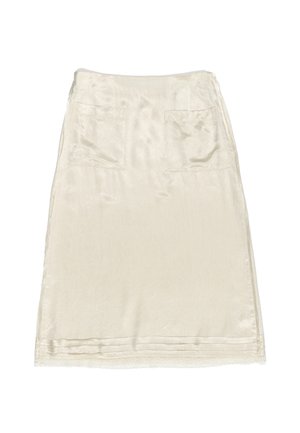 Crèmefarbene Satin-Rock mit glatter Textur, ausgestattet mit zwei Vordertaschen und einem knielangen Schnitt. Einfaches Design ohne Muster oder Akzente.