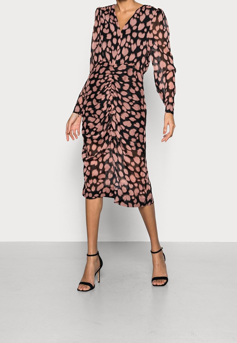 K dlouhým rukávům, šaty s V výstřihem v černé a růžové barvě s puntíkovaným vzorem, s nařaseným předním designem a průhlednou tkaninou. Nosit s černými vysokými podpatky.
