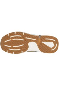 Semelle de chaussure avec une surface en caoutchouc brun à motif de traction, présentant des accents blancs et des rainures texturées pour l'adhérence et le soutien.