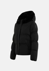 Doudoune noire avec une capuche en fourrure, design matelassé, manches longues et poches latérales. Présente un logo sur la manche gauche.