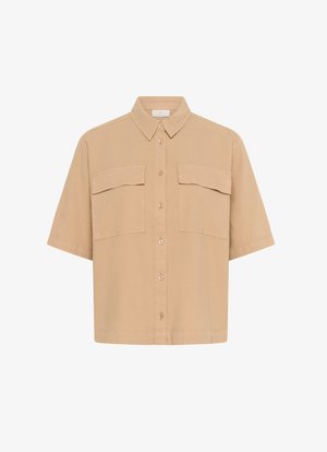Camicia beige a maniche corte con bottoni davanti, due tasche sul petto e colletto classico. Realizzata in tessuto morbido e leggero.