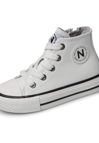 Białe trampki typu high-top wykonane z gładkiej skóry, z okrągłą czarną łatą z logo, sześcioma dziurkami na sznurówki, białymi sznurówkami i gumową podeszwą w czarne pasy.