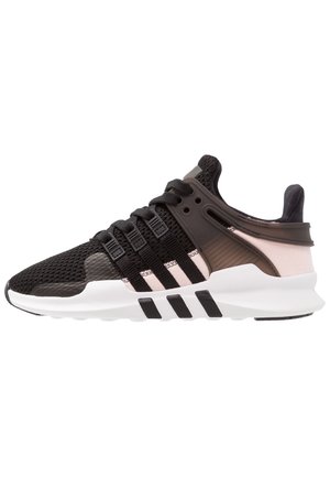 Czarny i różowy sportowy sneaker z siateczkową cholewką, czarnymi sznurowadłami, plastikową boczną osłoną i białą podeszwą z czarnymi paskami.