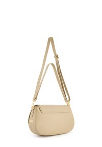 Beige leren crossbody tas met een gebogen vorm, een plat bovenklep en gouden hardware. Verstelbare schouderband en gestructureerd oppervlak.