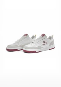 Sneakers bianchi con una tomaia in tessuto liscio e dettagli in suede grigio. Suola e logo color bordeaux. Punta arrotondata e design ammortizzato.