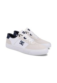 Weisse und graue Sneakers aus Leder und Wildleder, mit einem Navy-Akzent, weissen Schnürsenkeln und einem Logo an der Seite. Flache Gummisohle.