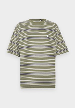 T-shirt à manches courtes rayé en vert olive avec des rayures horizontales blanches, bleu marine et grises ; comporte un petit logo blanc sur la poitrine.