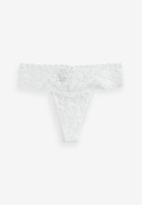 Witte kanten thong met bloemmotieven en een gegolfde rand. Zacht materiaal met een doorzichtig uiterlijk en een ontwerp met minimale bedekking.