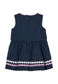 Námořnické bezrukávové šaty s růžovým výstřihem, rozšířenou sukní a bílými a růžovými květinovými výšivkami podél lemu. Zapínání na zip na zadní straně.