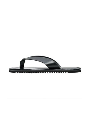 Schwarze flache Flip-Flop Sandale mit breitem Zehenriemen und strukturierter Sohle, seitlich auf weißem Hintergrund dargestellt.