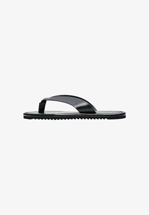 Sandale tongs plates noires avec une large bride d’orteil et une semelle texturée, vue de profil sur fond blanc.
