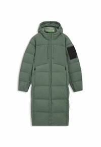 Langer, puffiger grüner Mantel aus synthetischem Material, mit Kapuze, zwei Fronttaschen und einer schwarzen Armtasche mit einem quadratischen Detail.