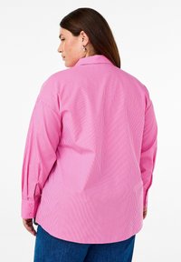 Zizzi LOCKERES LANGÄRMLIGES MIT STREIFEN - Skjortebluser - b pink salsa stripe