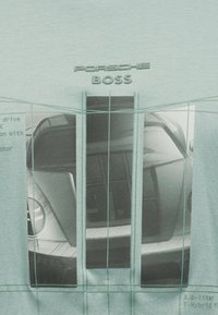 Πρόσοψη ενός σπορ αυτοκινήτου Porsche 911 με γραμμές πλέγματος και τεχνικό κείμενο σε ανοιχτό μπλε φόντο, με την ετικέτα «PORSCHE BOSS».