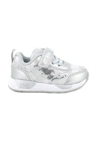 Sneaker argento realizzato in materiale sintetico, con dettagli in rete, design con paillettes, chiusura con lacci e cinturino regolabile. Presenta una suola bianca texturizzata.