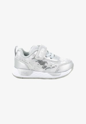 Sneaker argento realizzato in materiale sintetico, con dettagli in rete, design con paillettes, chiusura con lacci e cinturino regolabile. Presenta una suola bianca texturizzata.