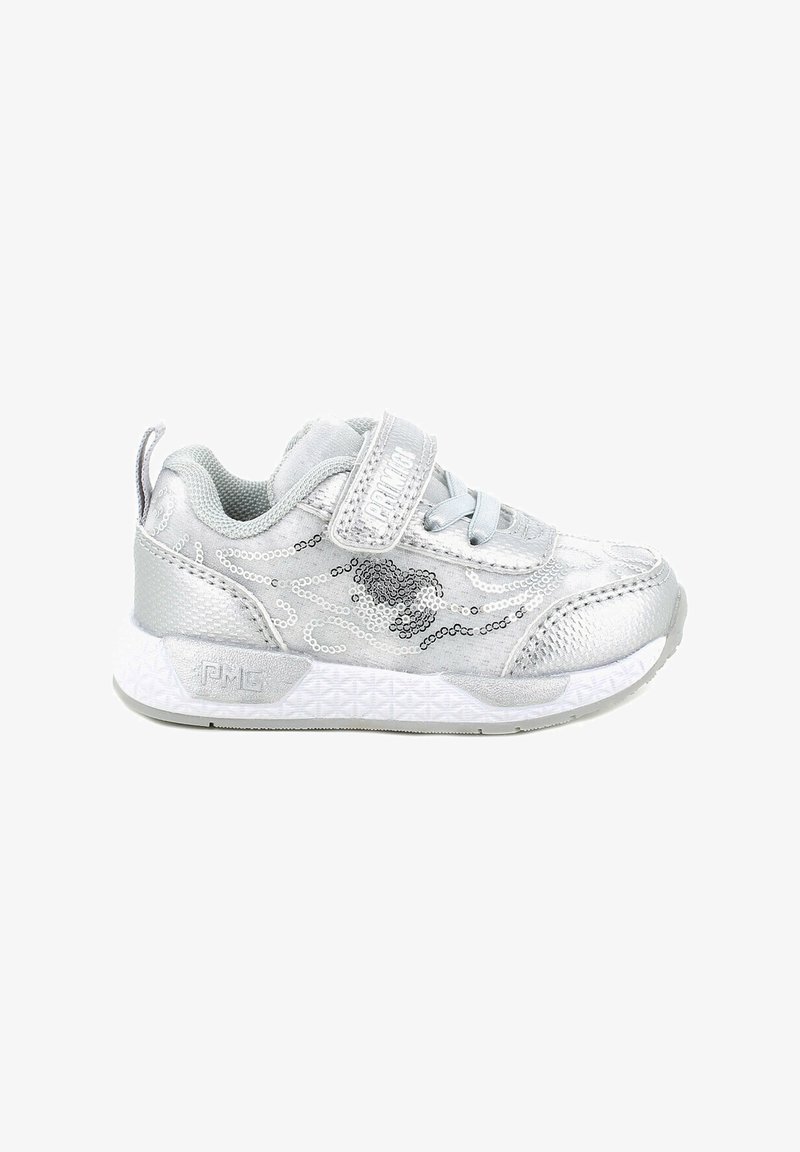 Sneaker argento realizzato in materiale sintetico, con dettagli in rete, design con paillettes, chiusura con lacci e cinturino regolabile. Presenta una suola bianca texturizzata.
