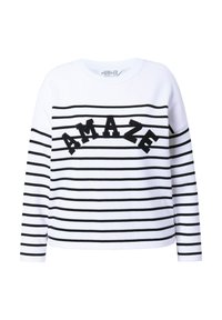 Maglione bianco a maniche lunghe con strisce orizzontali nere, con la parola "AMAZE" in lettere nere a rilievo sul petto.