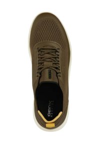 Bruine ademende sneaker met een bovenwerk van mesh, vetersluiting en een witte tussenzool. Kenmerkt zich door een gele accent aan de hiel en een gestructureerd design.