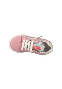Roze suède sneaker met witte veters, rubberen zool en een zijrits. Heeft een iriserende tong en een gouden accent op de hiel.
