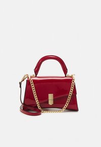 Borsa a tracolla in vernice rossa con design geometrico, catena dorata, manico superiore e chiusura a fibbia. Texture liscia senza motivi visibili.