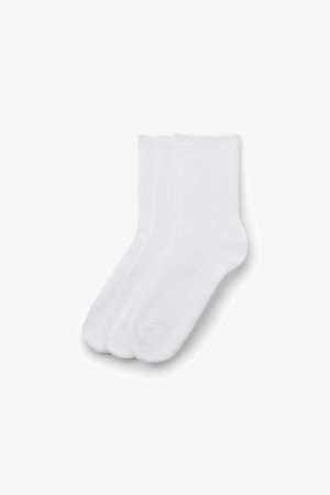 Witte katoenen sokken met geribbelde structuur en verstevigde hiel en teen, geleverd in een set van drie paar.