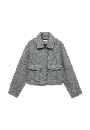 Veste grise courte en tissu texturé, dotée d'un col, de deux poches poitrine et d'épaules tombantes.