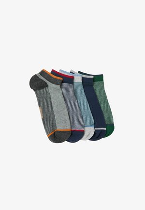 Sechs Paar Knöchelsocken in verschiedenen Farben: Grau, Marineblau, Grün und gestreifte Muster. Jede hat kontrastierende Bündchen und unterschiedliche Strukturen.