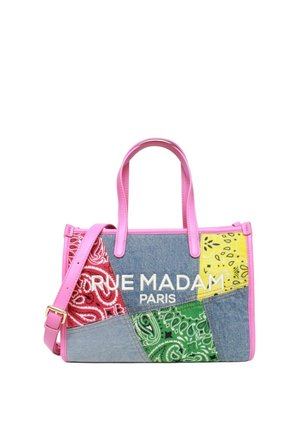 Piccola borsa con manici e tracolla rosa, patchwork di denim e fantasie bandana rosse, verdi e gialle, "RUE MADAM PARIS" ricamato in bianco.